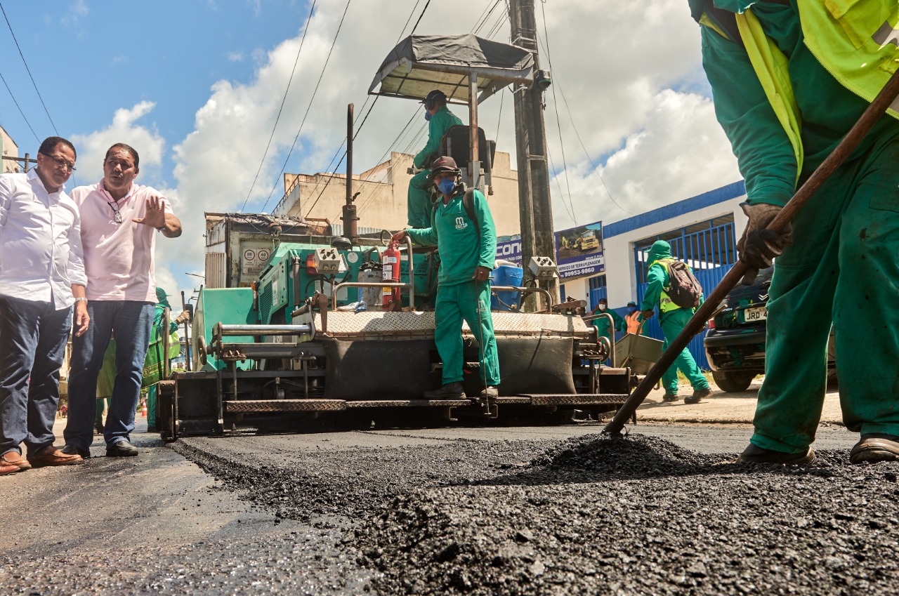 Prefeito Augusto Castro vistoria obras de requalificação em três bairros de Itabuna