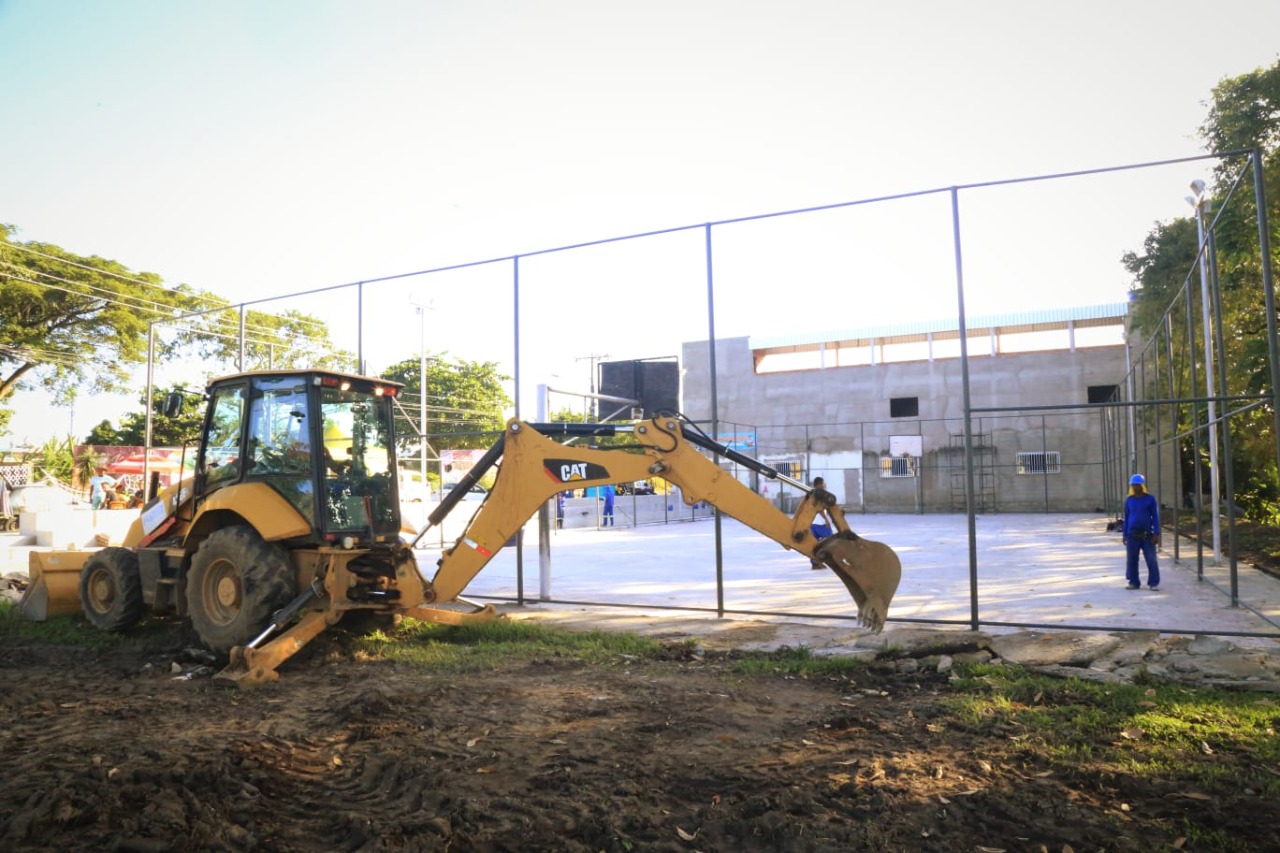 Prefeitura prossegue obras de recuperação de quadras esportivas de Itabuna.