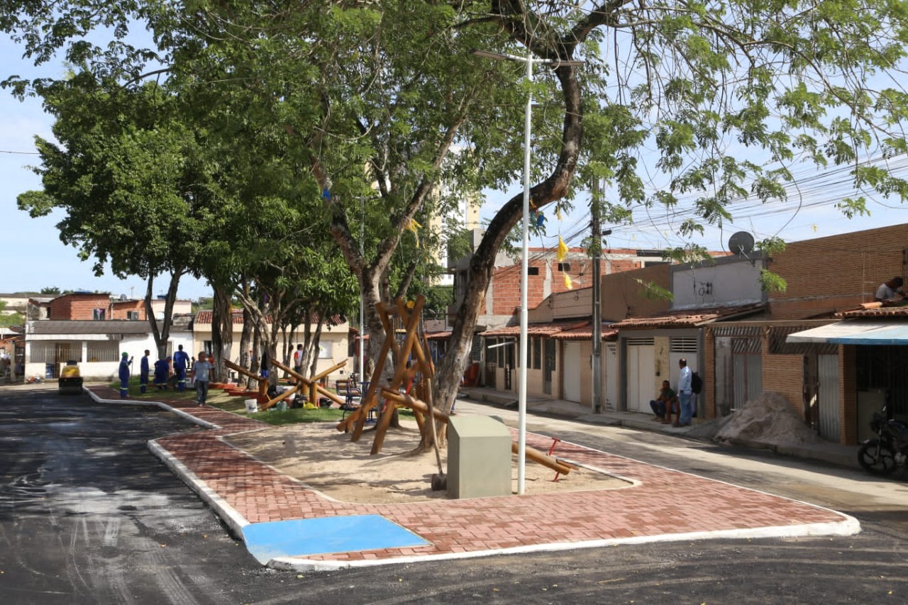 Moradores do Sarinha comemoram a inauguração da Praça Evanice Pereira Cruz.
