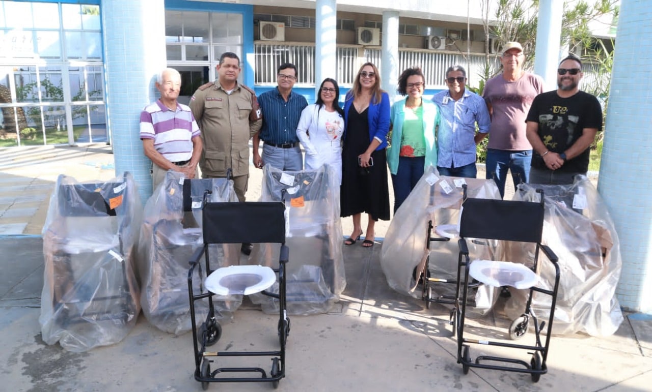 Hospital de Base de Itabuna recebe doação de cadeiras de banho Maçonaria e Rotary Club.