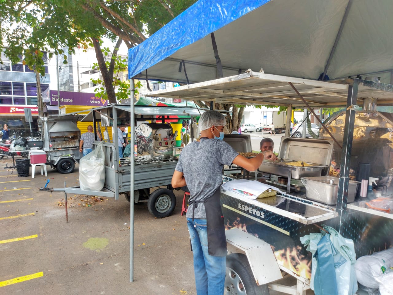 Prefeitura de Itabuna realoca ambulantes que vendem alimentos na Praça Otávio Mangabeira.