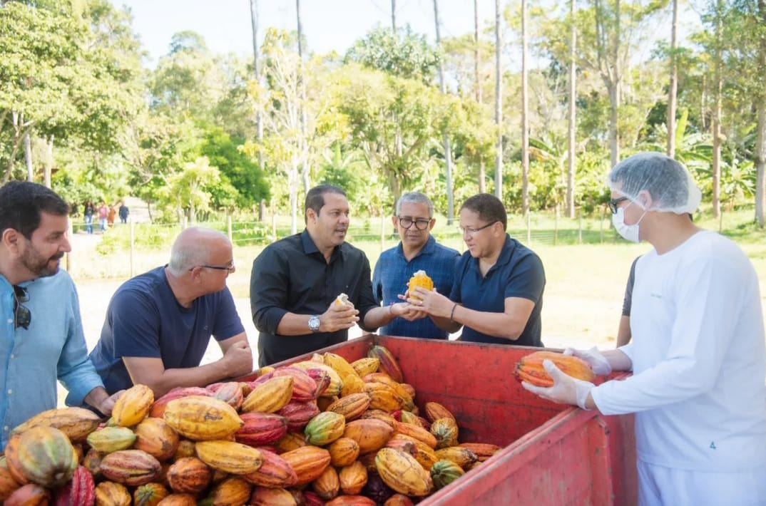 Prefeito Augusto Castro visita projeto agrícola em Mutuns e assina termo de parceria com agrícola Conduru e o Instituto Arapyaú.