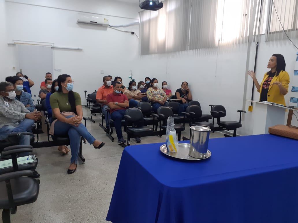 Recepcionistas do Hospital de Base participam de treinamento sobre imagem pessoal.