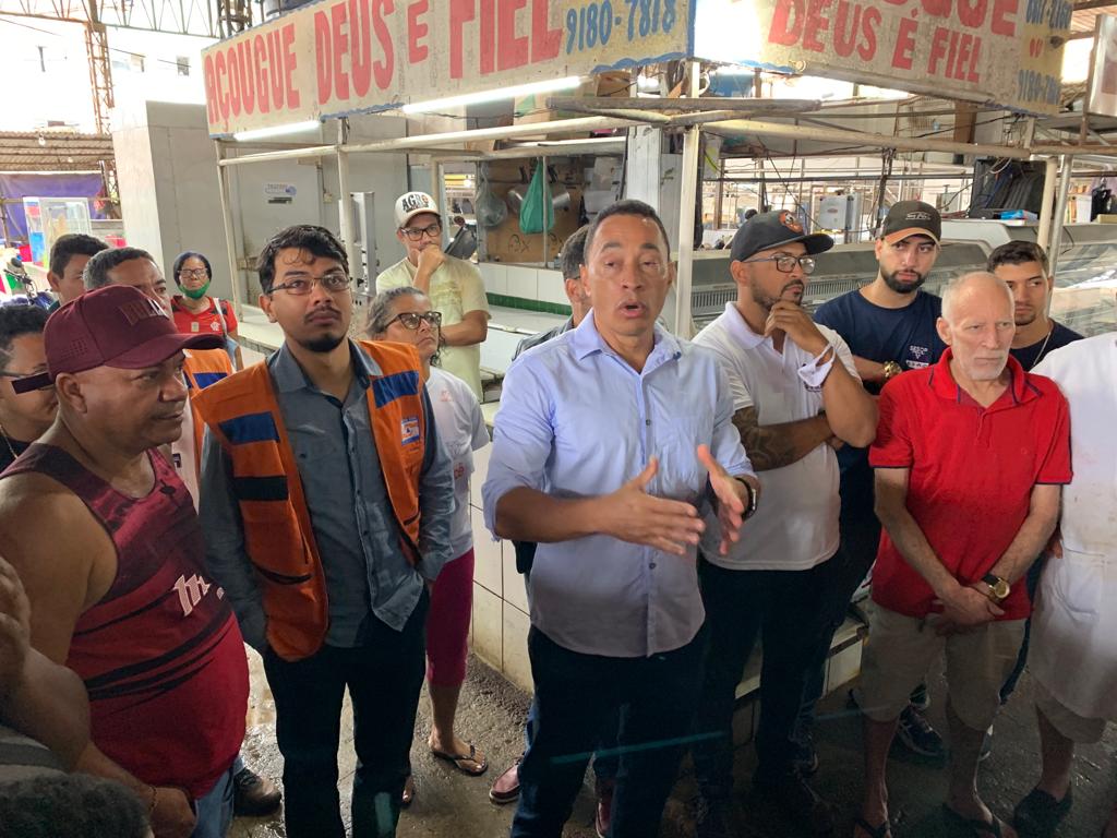 Secretário Humberto Mattos ouve opinião de feirantes sobre a requalificação da feira do São Caetano.