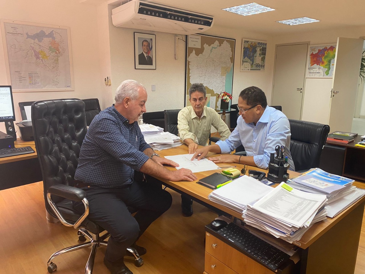 Prefeito Augusto Castro discute com secretário de Infraestrutura do Estado últimos detalhes para a licitação da duplicação da saída de Itabuna para Ilhéus.