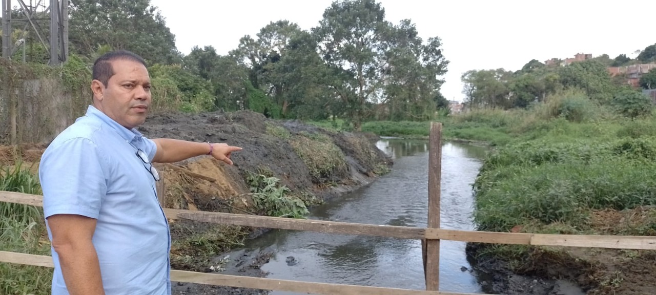 Superintendência de Serviços Públicos realiza a limpeza e manutenção preventiva no canal do Emmanoel Leão.