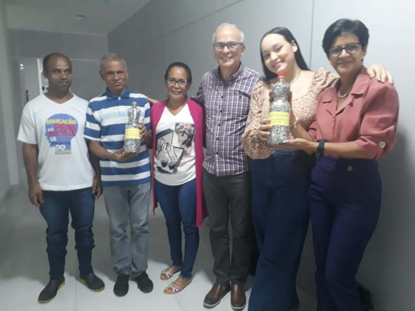 Servidores da Secretaria Municipal da Educação se empolgam com campanha do lacre em Itabuna.