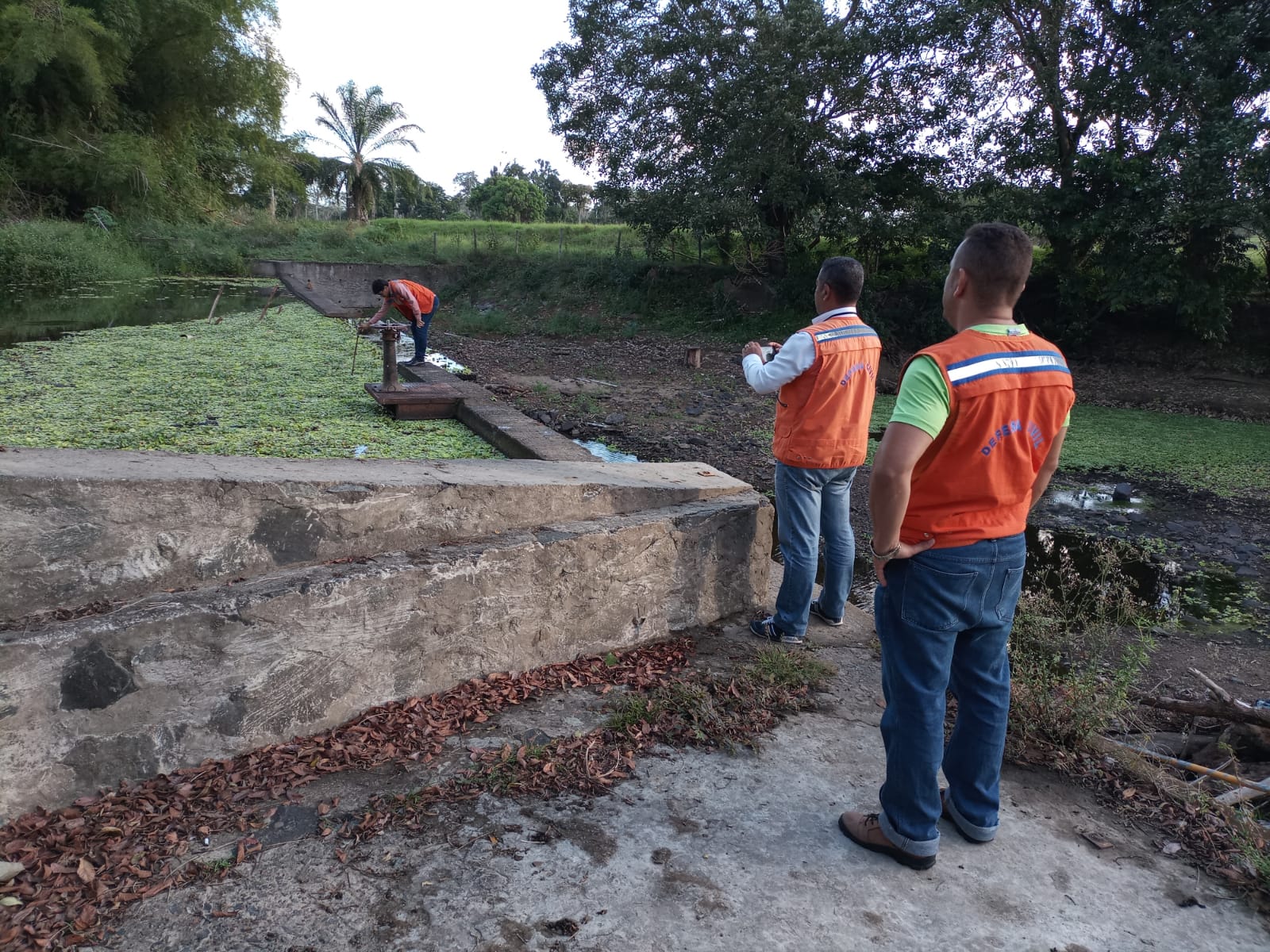 Diretoria da Defesa Civil de Itabuna vistoria barragem e unidade escolar em Itamaracá.