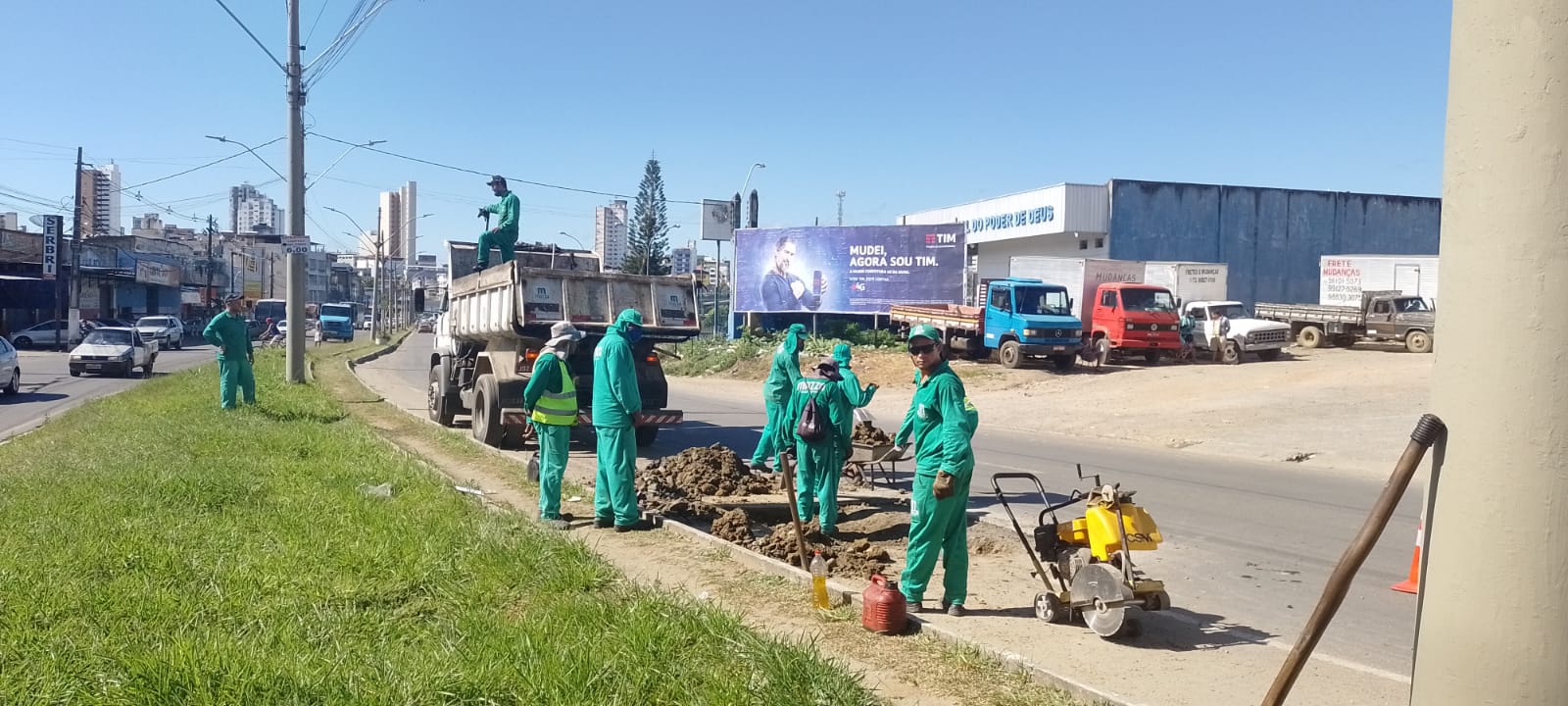 Prefeitura de Itabuna realiza melhorias no acesso ao condomínio residencial São José.