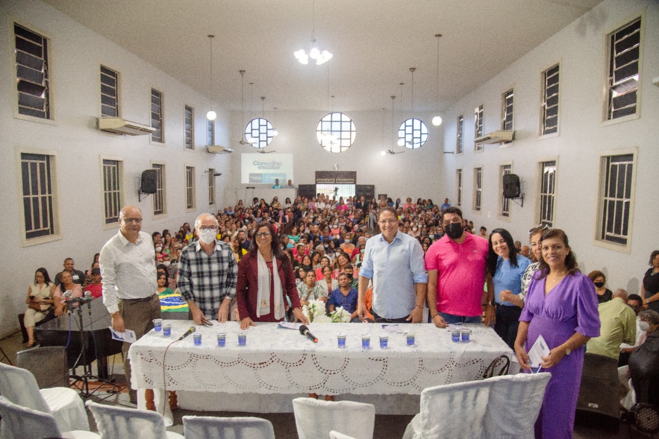 Prefeito Augusto Castro realça participação democrática na posse dos Conselheiros Escolares.