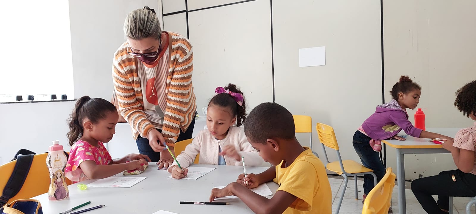 Educadores comemoram novo local da Escola Castelo Branco no Califórnia em Itabuna.