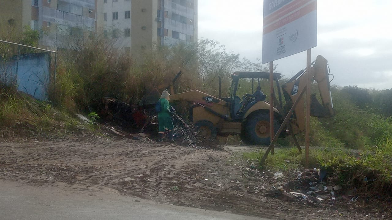Departamento de Limpeza Pública avança com a limpeza de escolas da Rede Municipal.