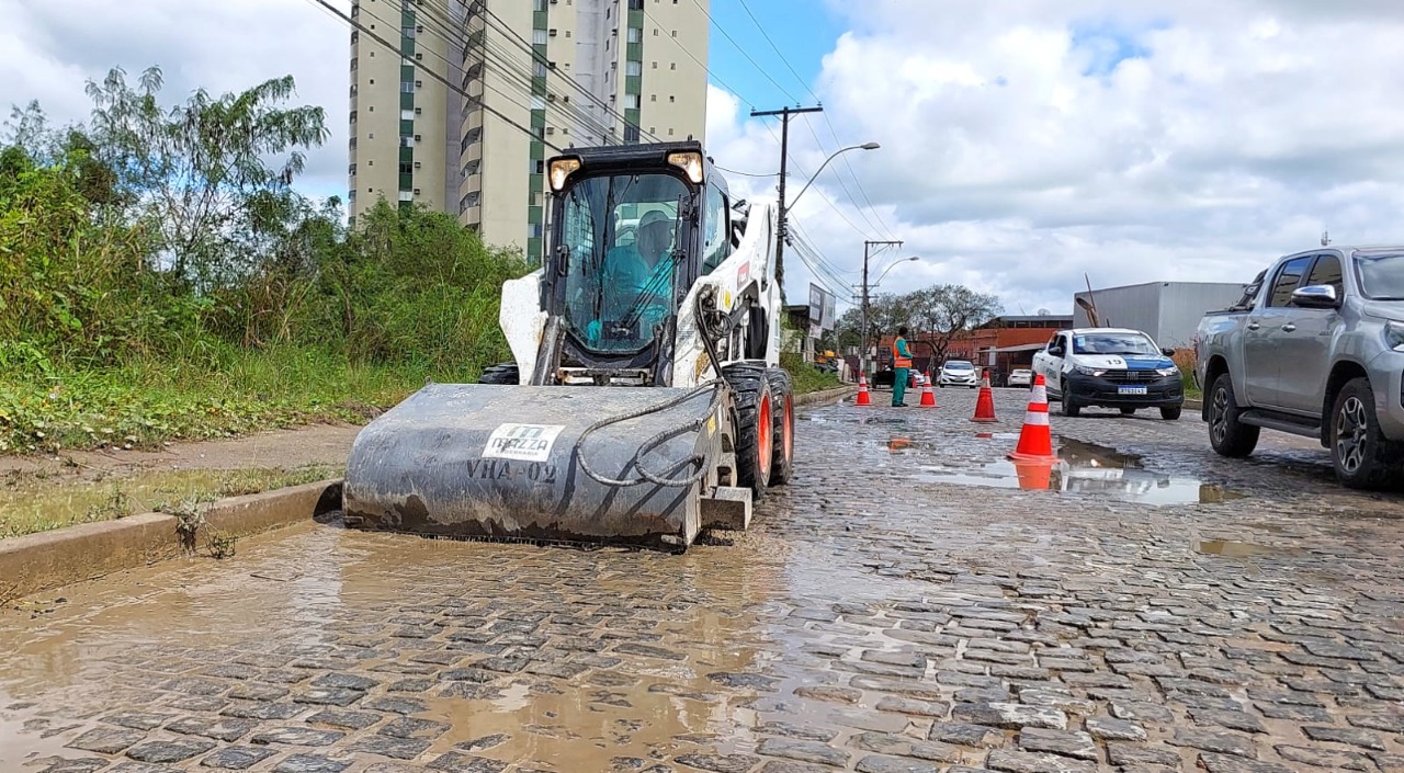 Prefeitura acelera obras de requalificação do prolongamento da Avenida Manoel Chaves.