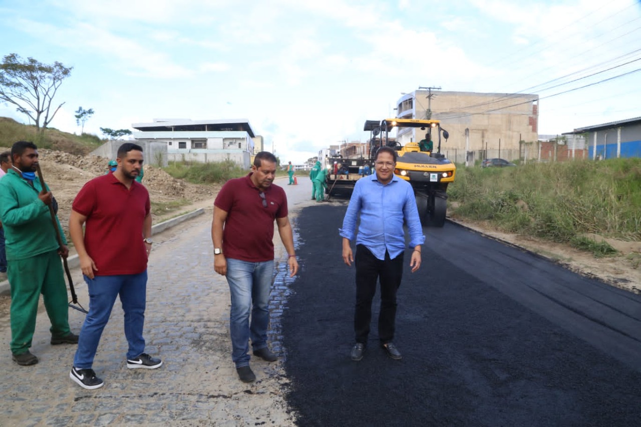 Prefeito Augusto Castro vistoria as obras de requalificação da Avenida Manoel Chaves.