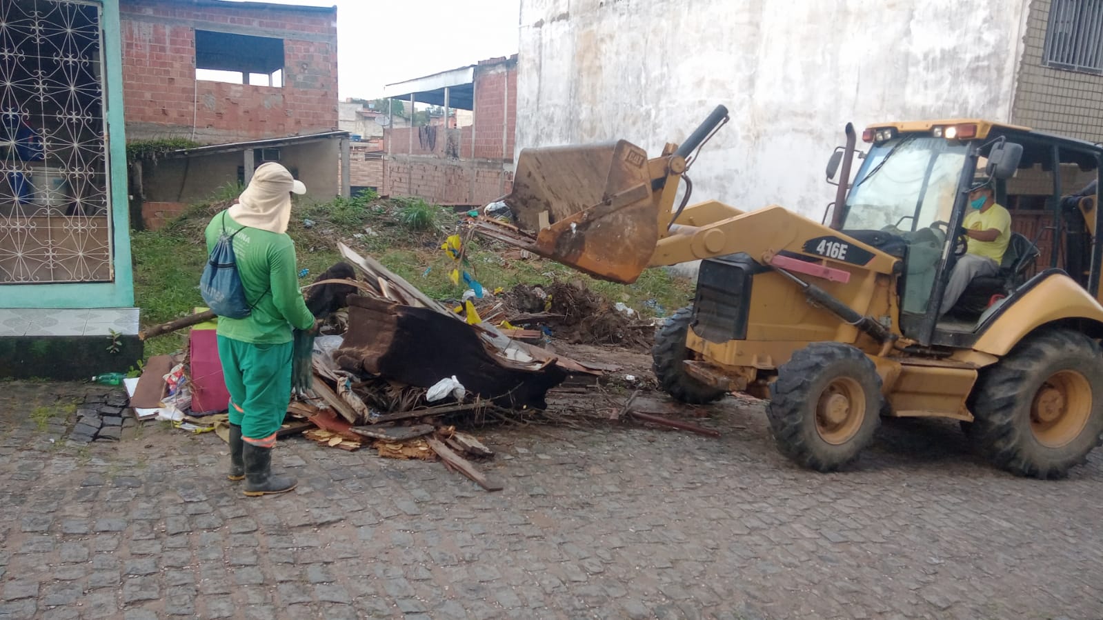 Prefeitura de Itabuna coleta entulho em pontos viciados e orienta a população.