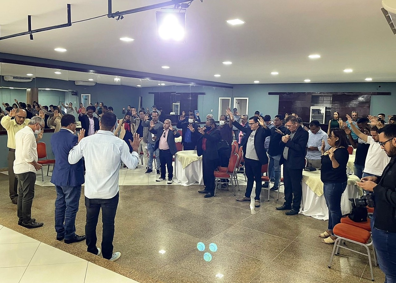 Prefeito Augusto Castro discute a programação do “Celebra Itabuna”com líderes evangélicos.