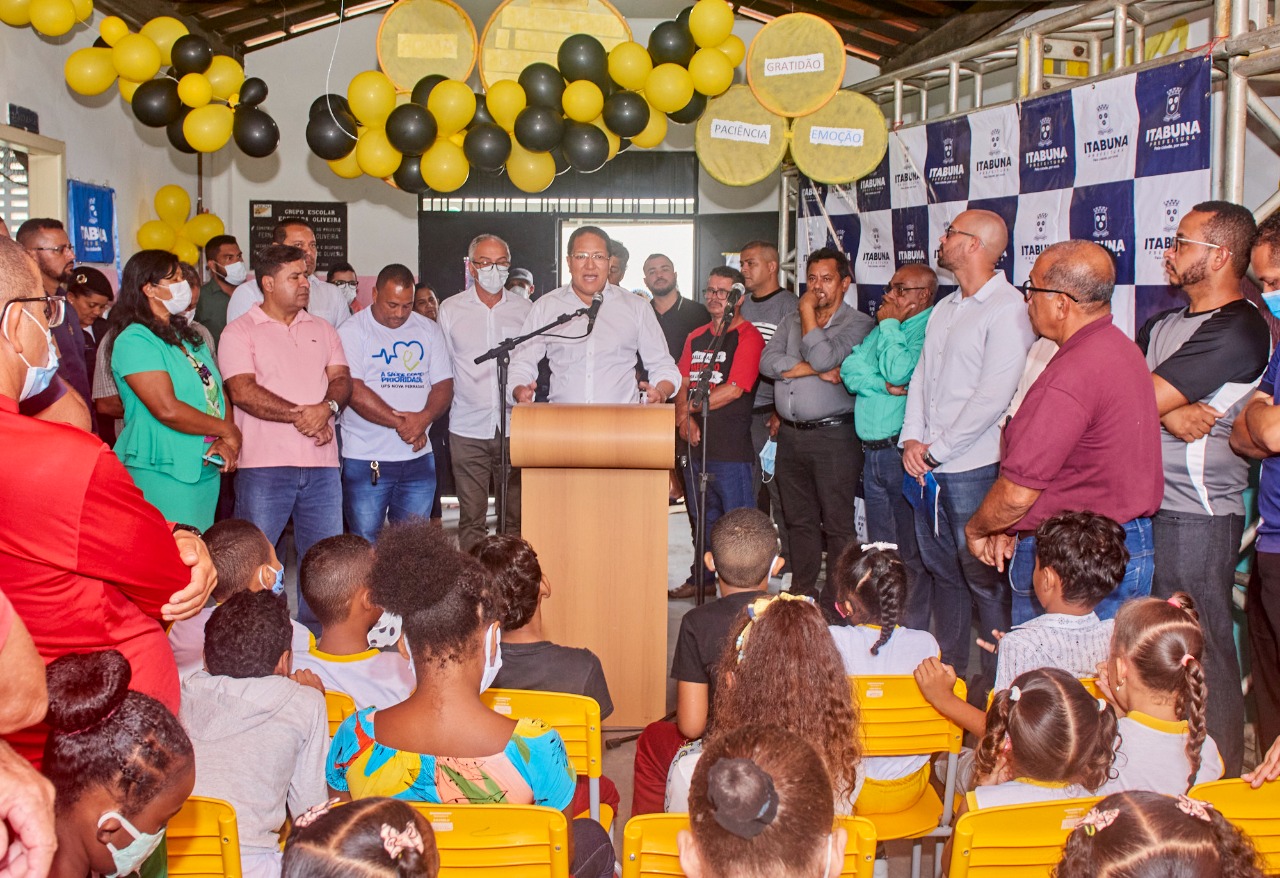 Comunidade do Nova Ferradas festeja a entrega da Escola municipal Floripedes Menezes.