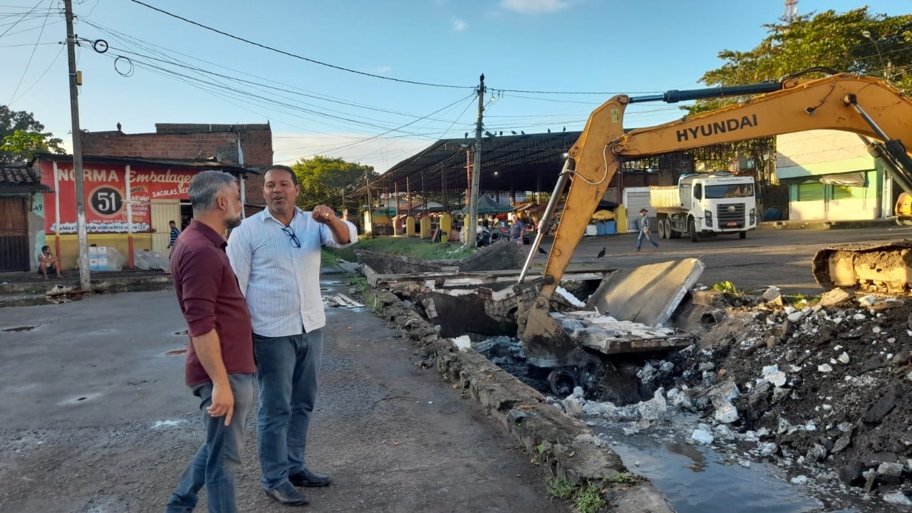 Defesa Civil de Itabuna demoliu duas estruturas e laje com fissuras da feira do Califórnia.
