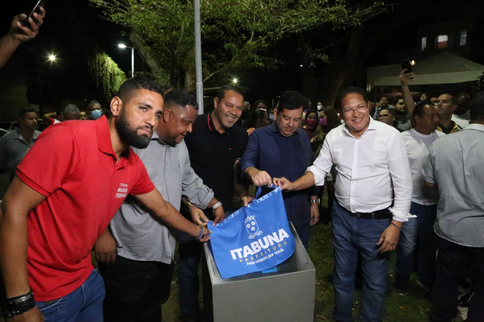 Clima de felicidade toma conta dos moradores do Vila Anália com entrega de praça requalificada pelo prefeito Augusto Castro.