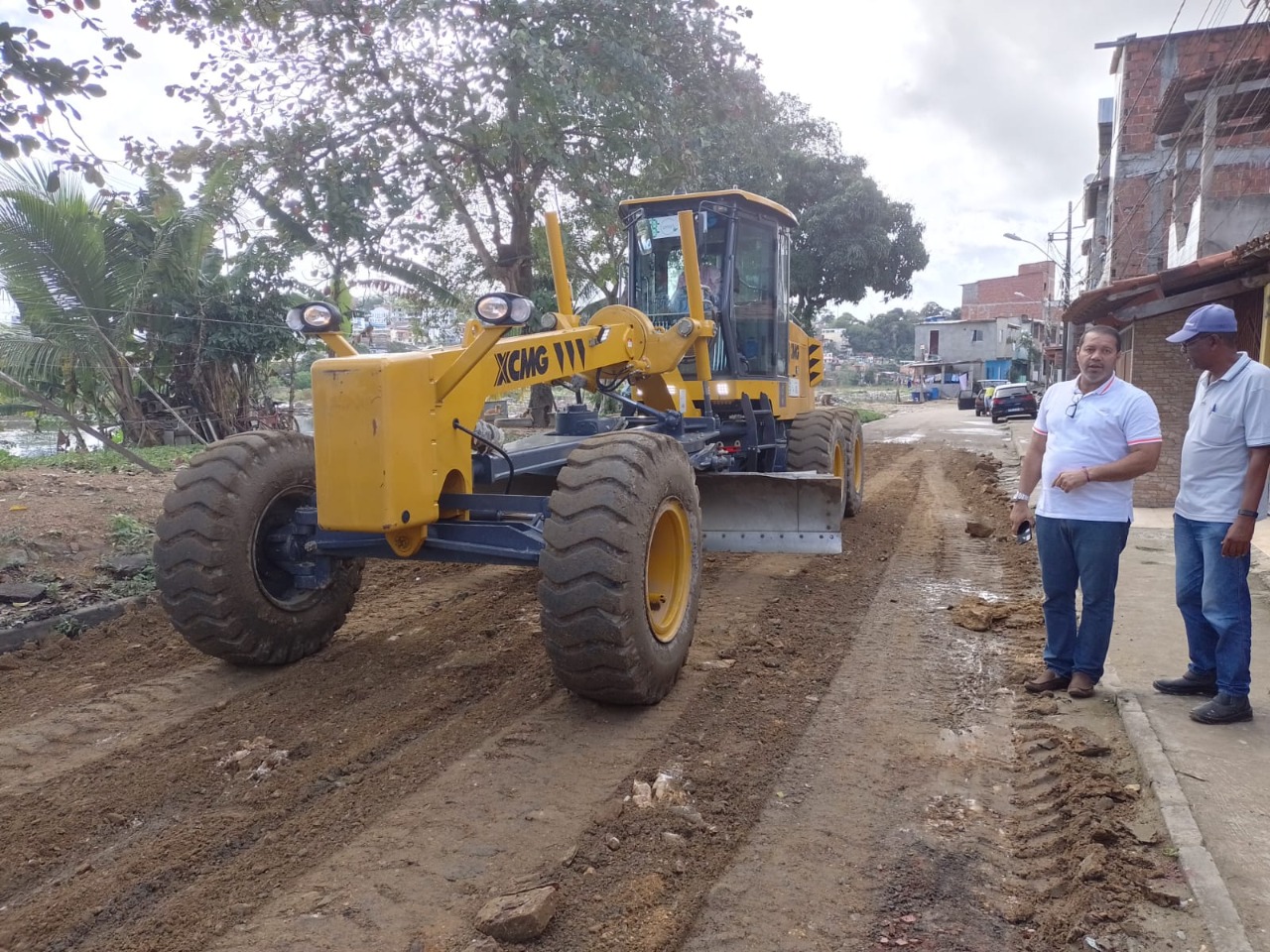 Prefeitura executa melhorias na base da Rua do Prado no Bairro Conceição.