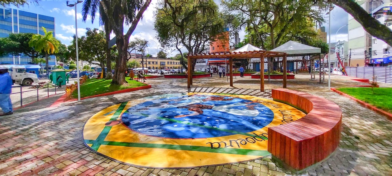 Dirigentes da UFSB e UniFTC elogiam a revitalização da Praça Poeta José Bastos.