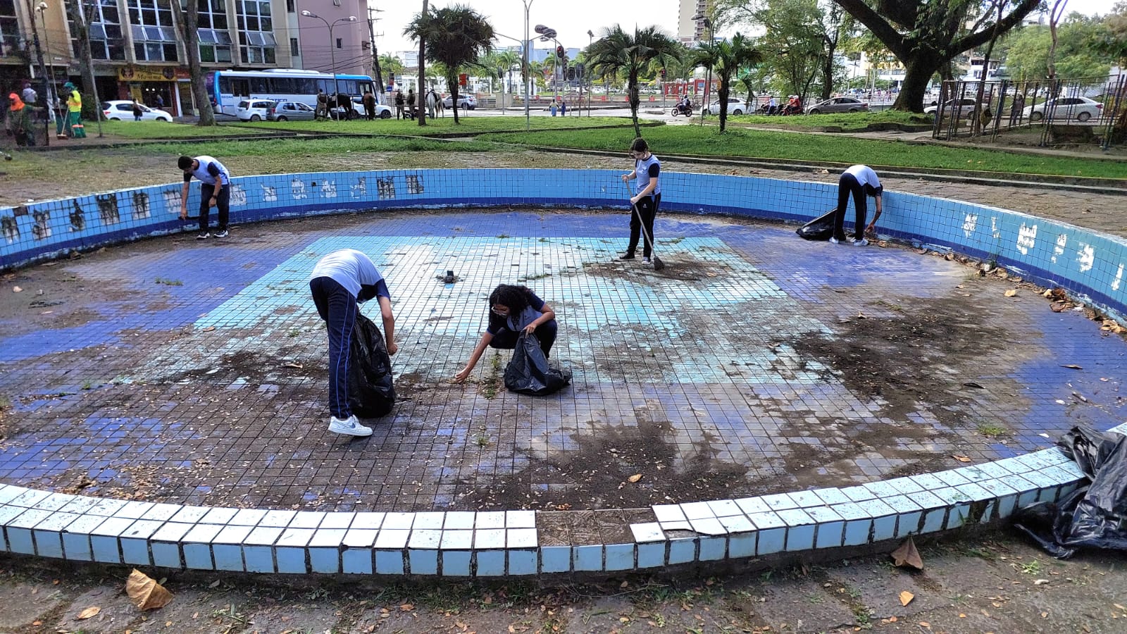 Escola Adventista se une à Prefeitura para limpeza da Praça Otávio Mangabeira.