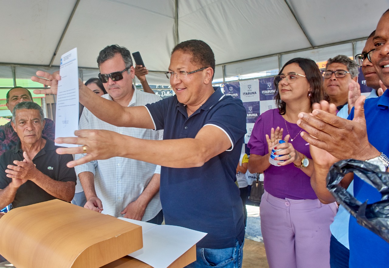 Prefeito Augusto Castro assina ordem de serviço para obras que ampliam o abastecimento de água da cidade.