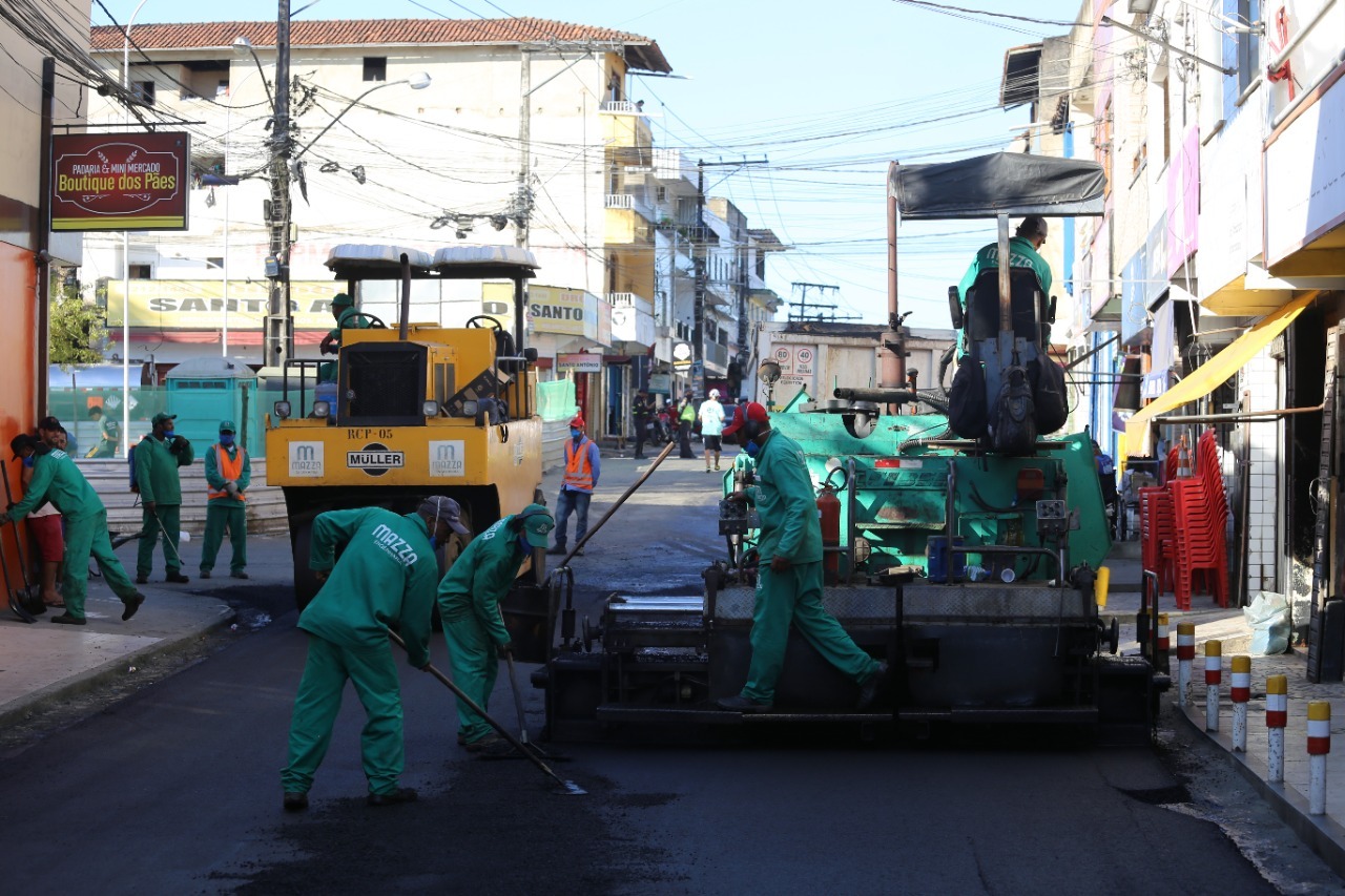 Moradores do Santo Antônio festejam as obras de pavimentação e inauguração da praça.