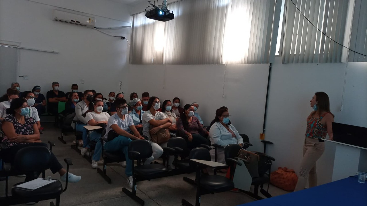 Profissionais da Enfermagem do Hospital de Base passam por capacitação em feridas cirúrgicas.