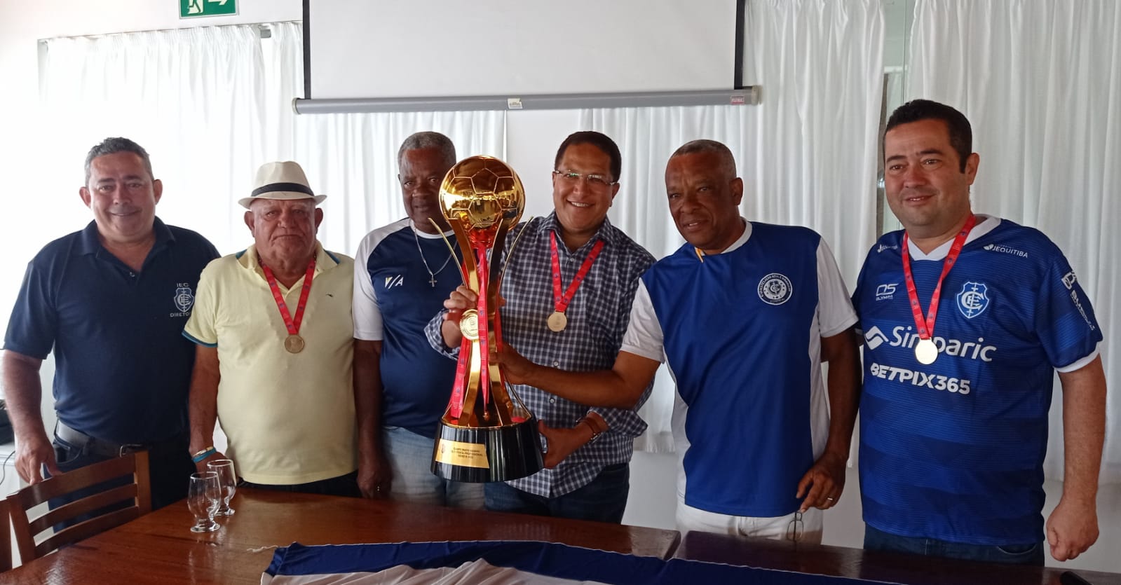 Prefeito Augusto Castro confraterniza-se com a equipe bicampeã do time Itabuna Esporte Clube.