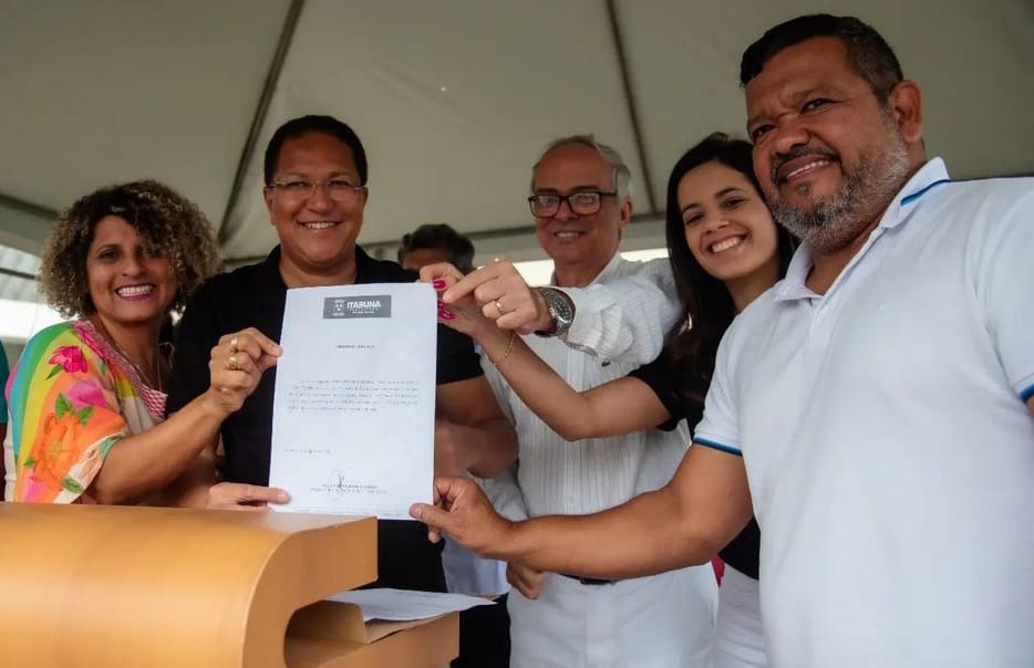 Prefeito Augusto Castro assina ordem de serviço para a construção da primeira escola sustentável do Sul da Bahia.