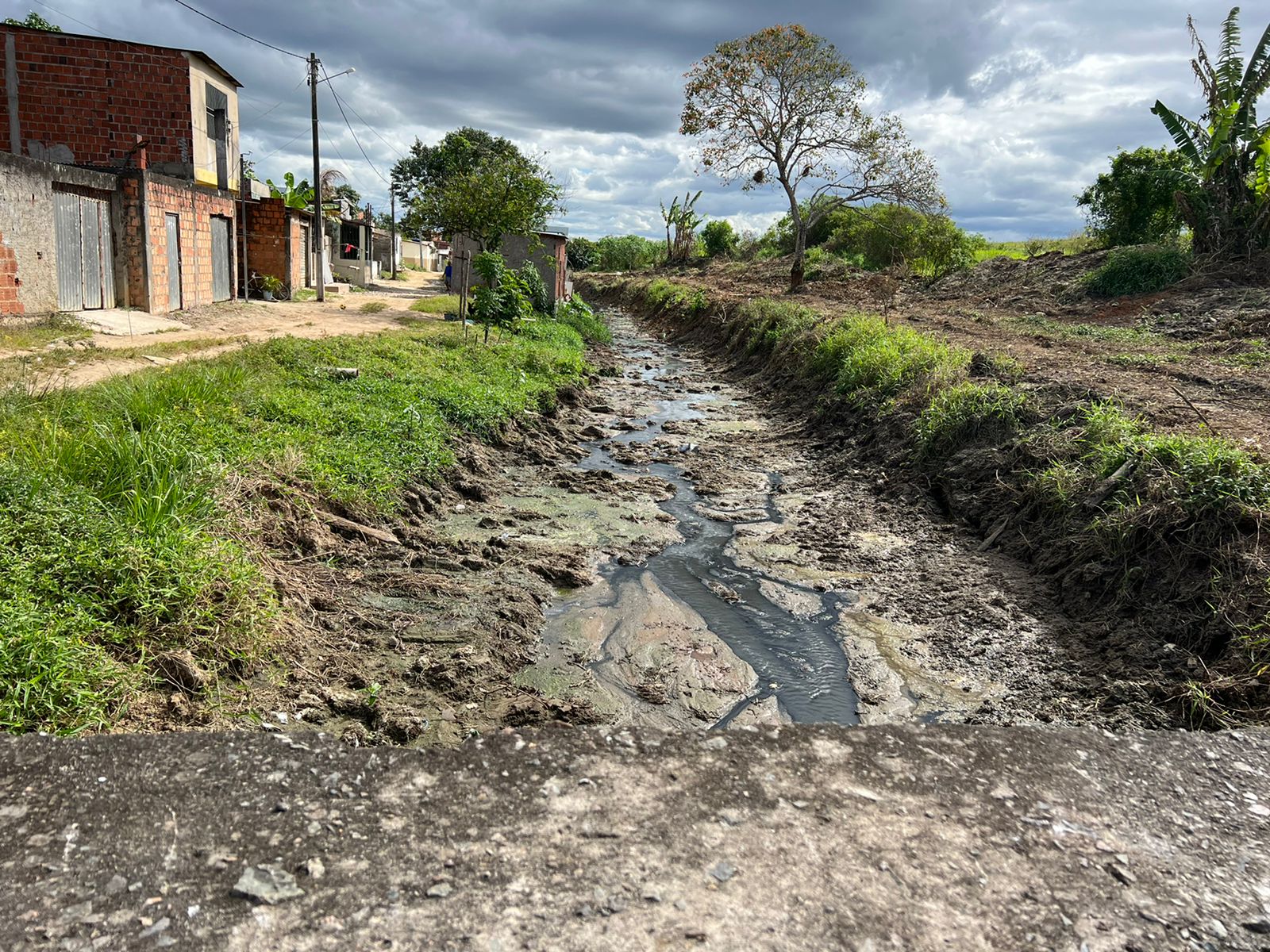 Prefeitura executa limpeza no canal drenagem do Bairro Sinval Palmeira.