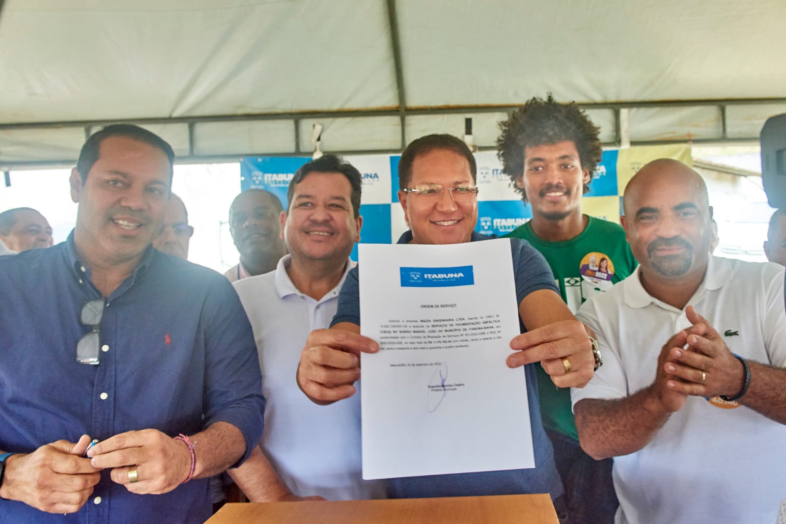 Prefeito Augusto Castro assina ordem de serviço no Manoel Leão em clima de festa dos moradores.