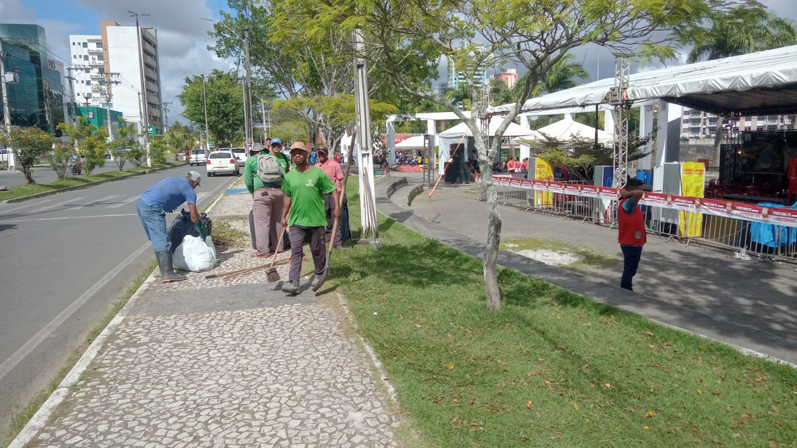 Prefeitura de Itabuna inicia a semana com poda de árvores, roçagem e limpeza de áreas.