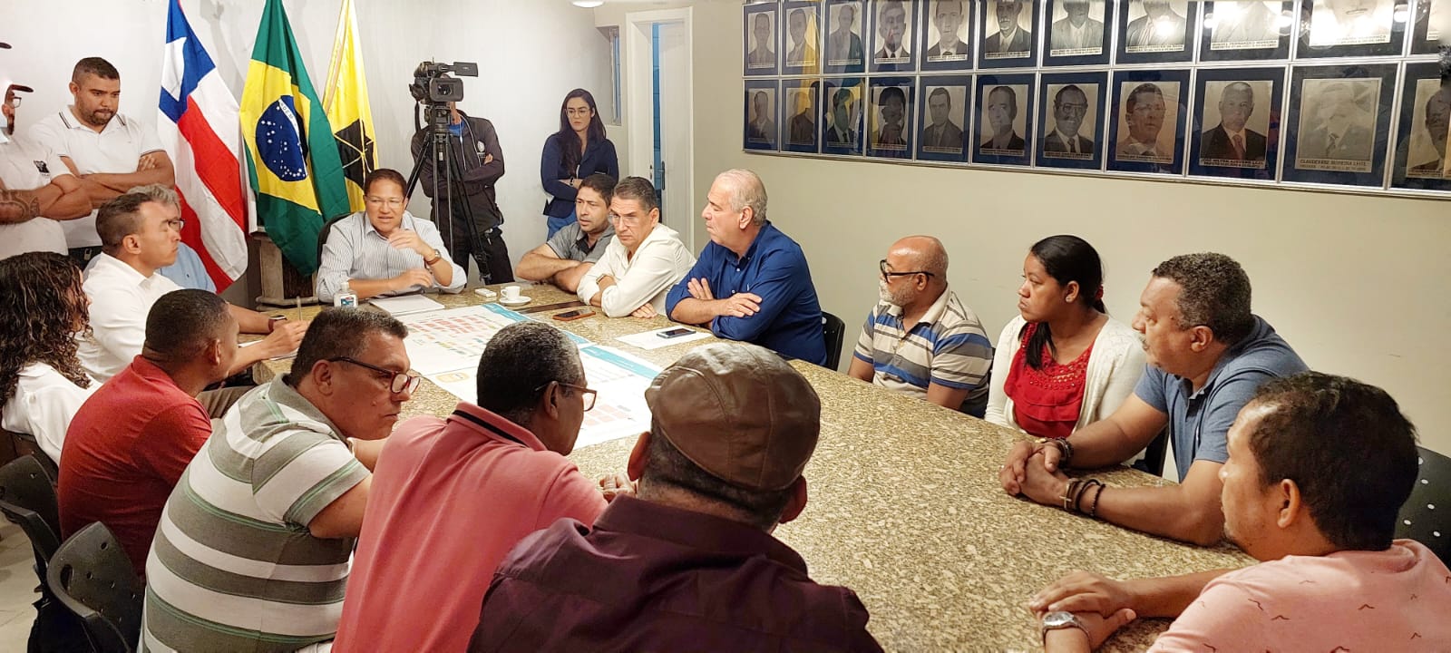 Prefeito Augusto Castro recebe Comissão de Feirantes e empresários do São Caetano.
