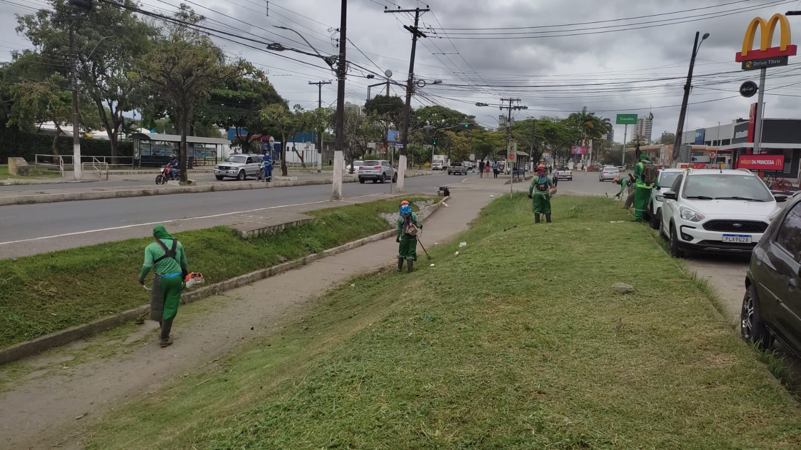 Equipe da Limpeza Pública faz “faxinaço” no centro e nos bairros.