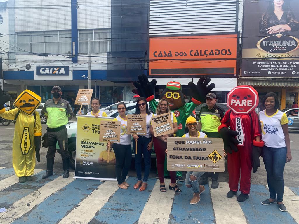 Ação Educativa da Settran adverte motoristas e pedestres na Praça Adami, centro de Itabuna.