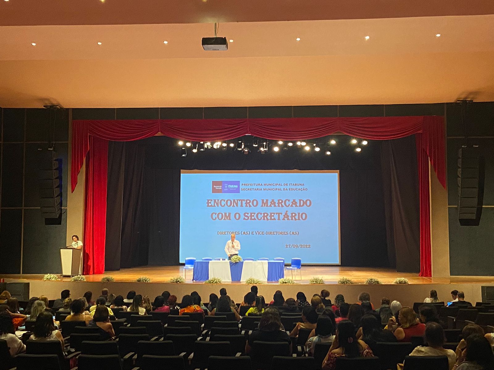Secretaria Municipal da Educação promove encontro com professores.