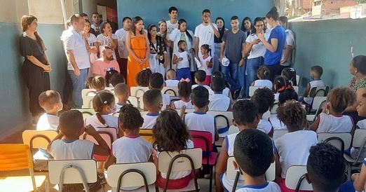 Alunos da Escola Alberto Lessa recebem atendimento odontológico da Faculdade Anhaguera.