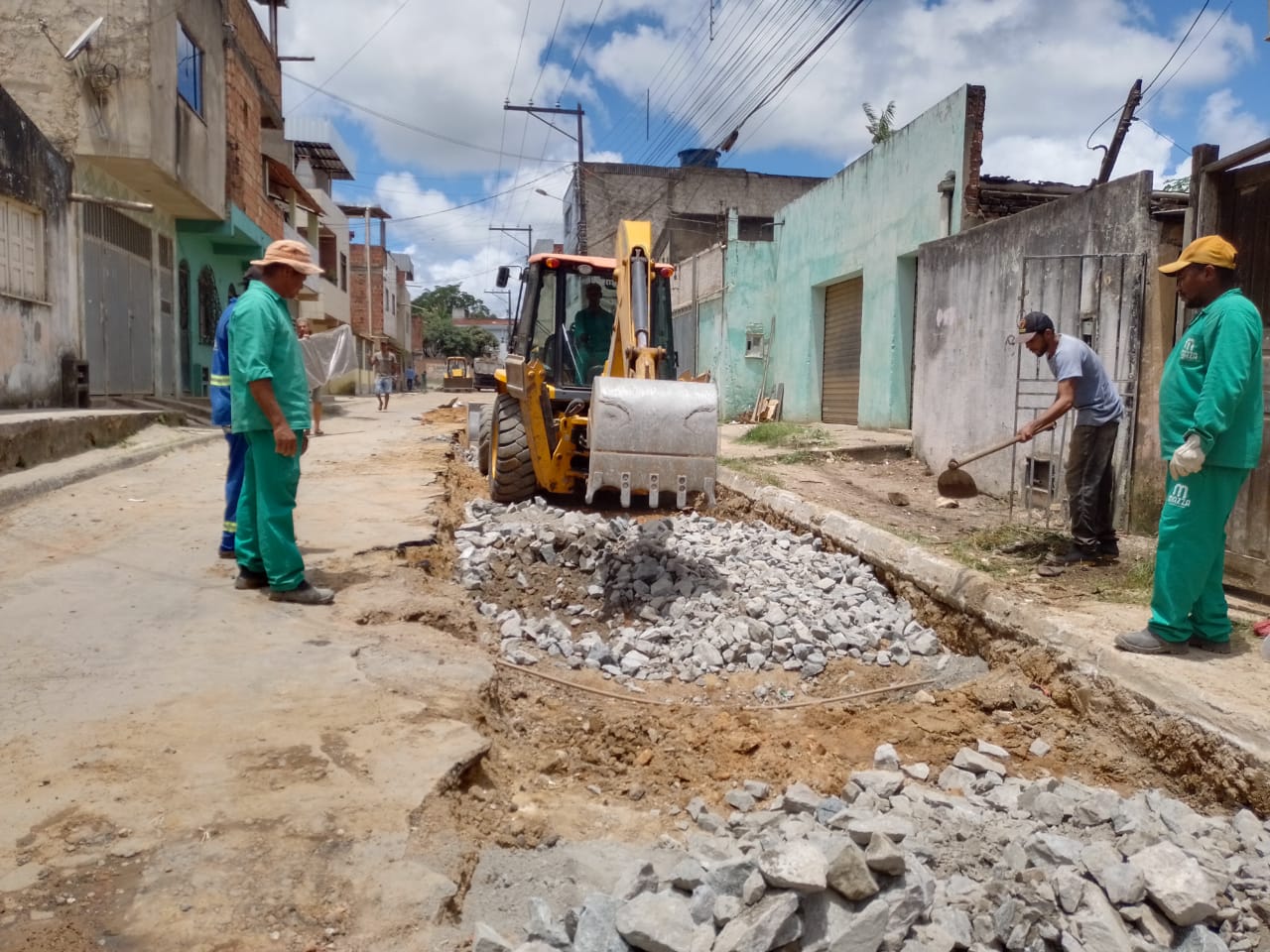 Moradores da Rua dos Trovadores festejam chegada da pavimentação asfáltica.