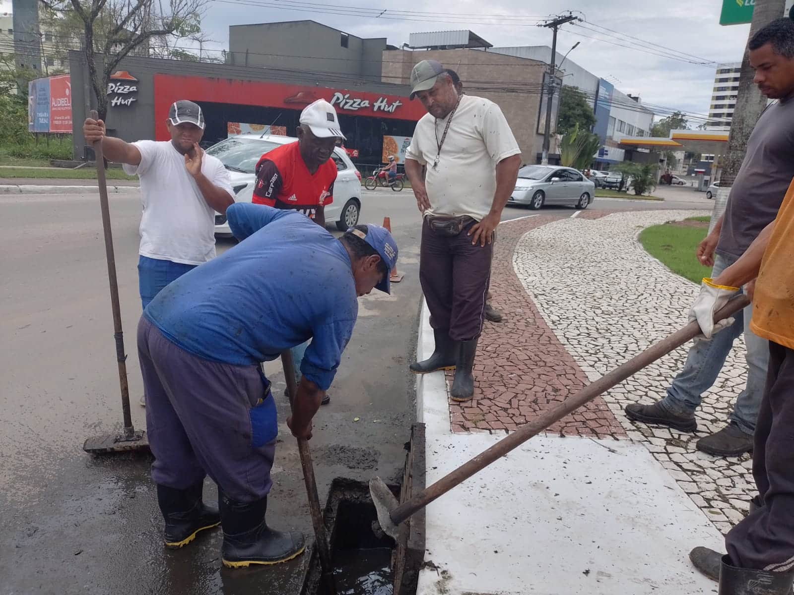 Prefeitura faz intervenções em bueiros e bocas de lobo para evitar alagamentos.