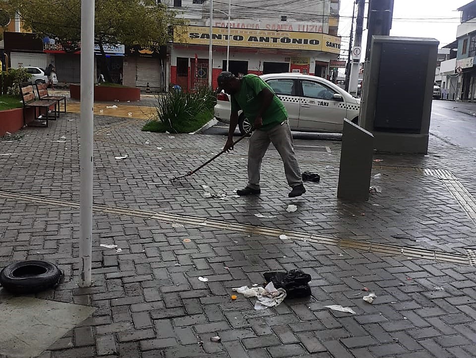 Prefeitura executa mutirão de limpeza das ruas de Itabuna no pós-eleição.