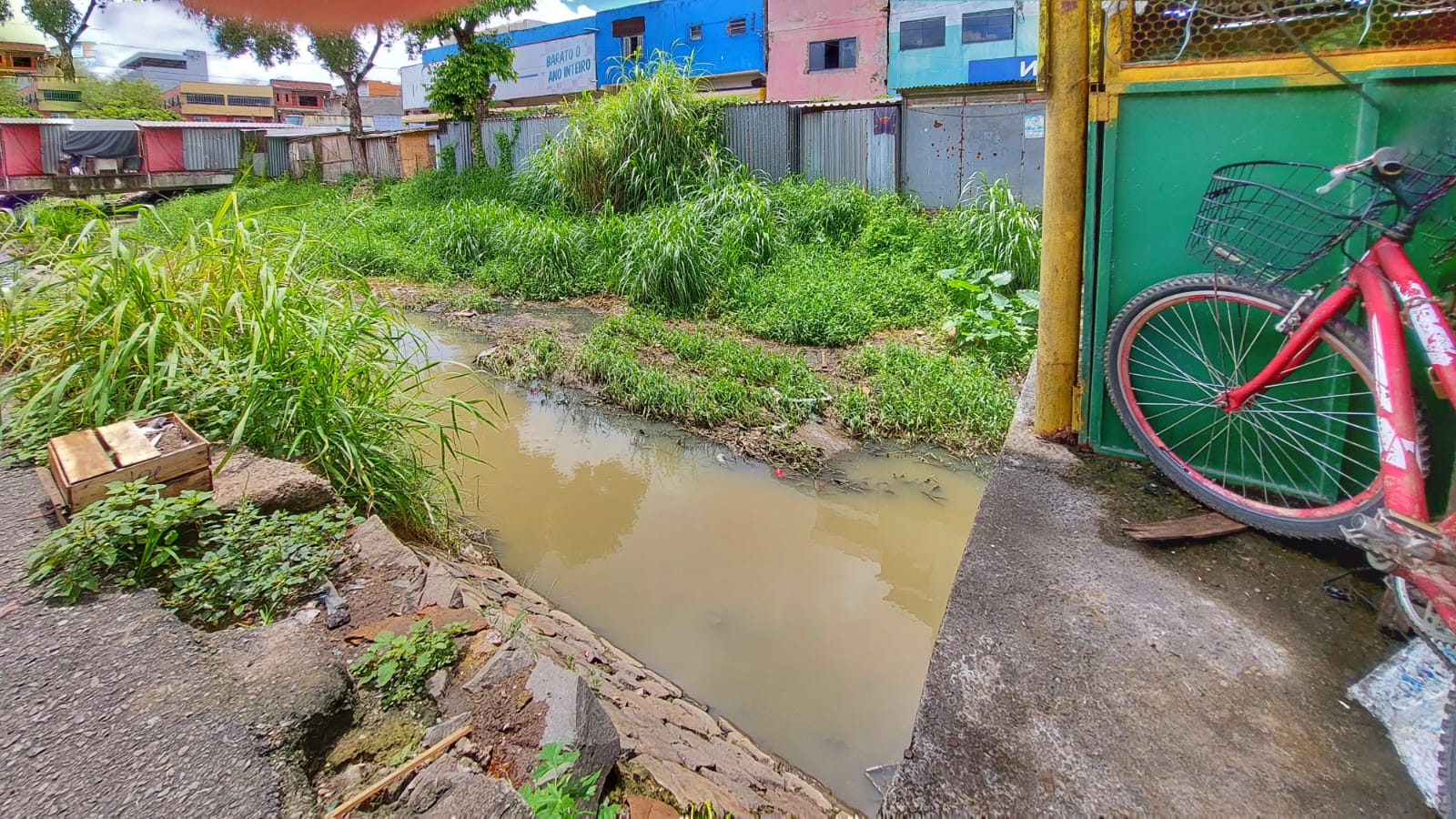 Prefeitura de Itabuna realiza faxinaço no canal da feira livre do São Caetano.