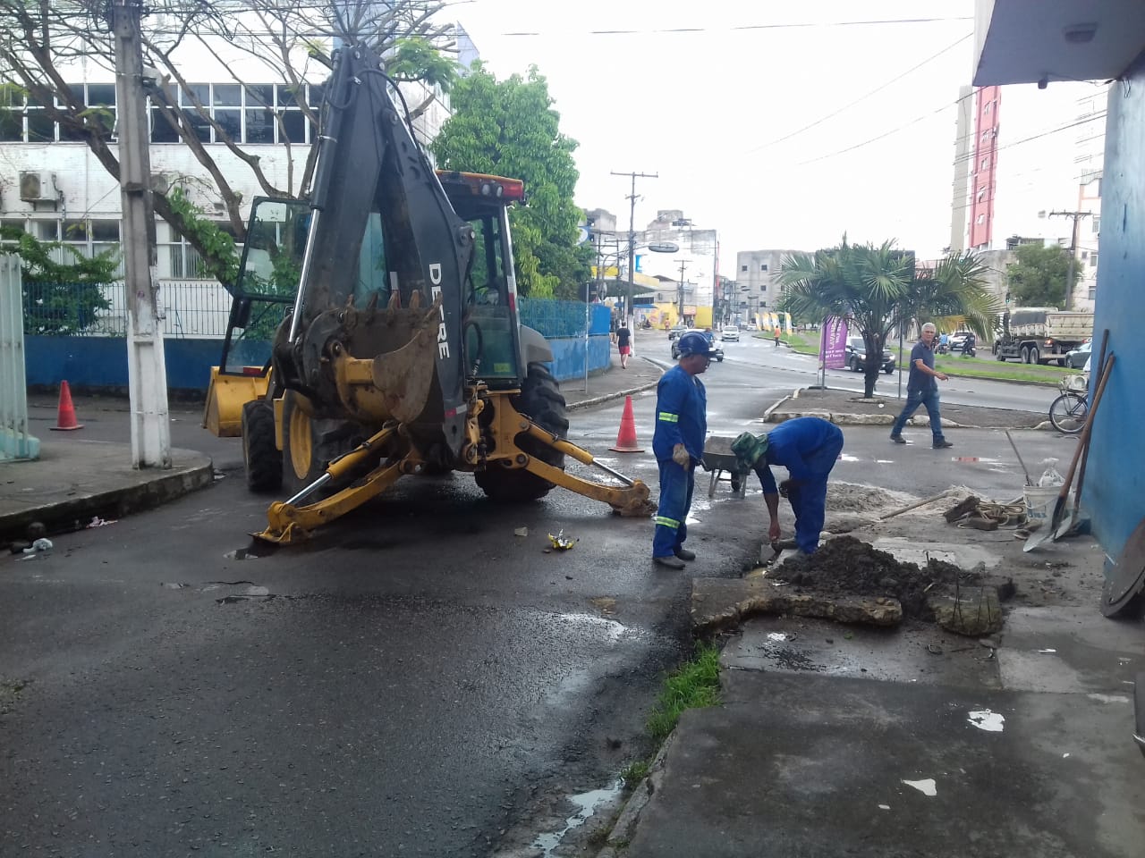 Prefeitura mantém serviços de manutenção de ruas e avenidas de Itabuna, mesmo sob chuvas.
