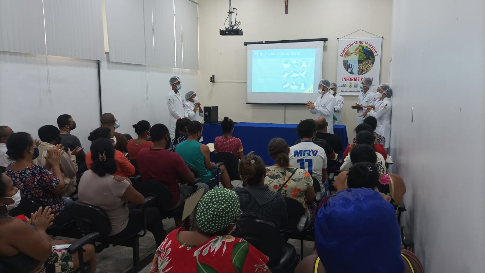 Hospital de Base e alunos da Anhanguera promovem capacitação para acompanhantes de pacientes e equipe de enfermagem.