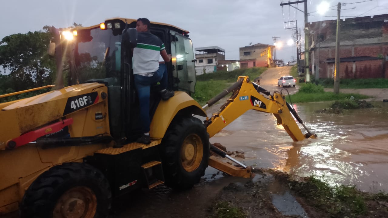 Prefeitura de Itabuna mantém serviços de desobstrução de canais neste sábado.