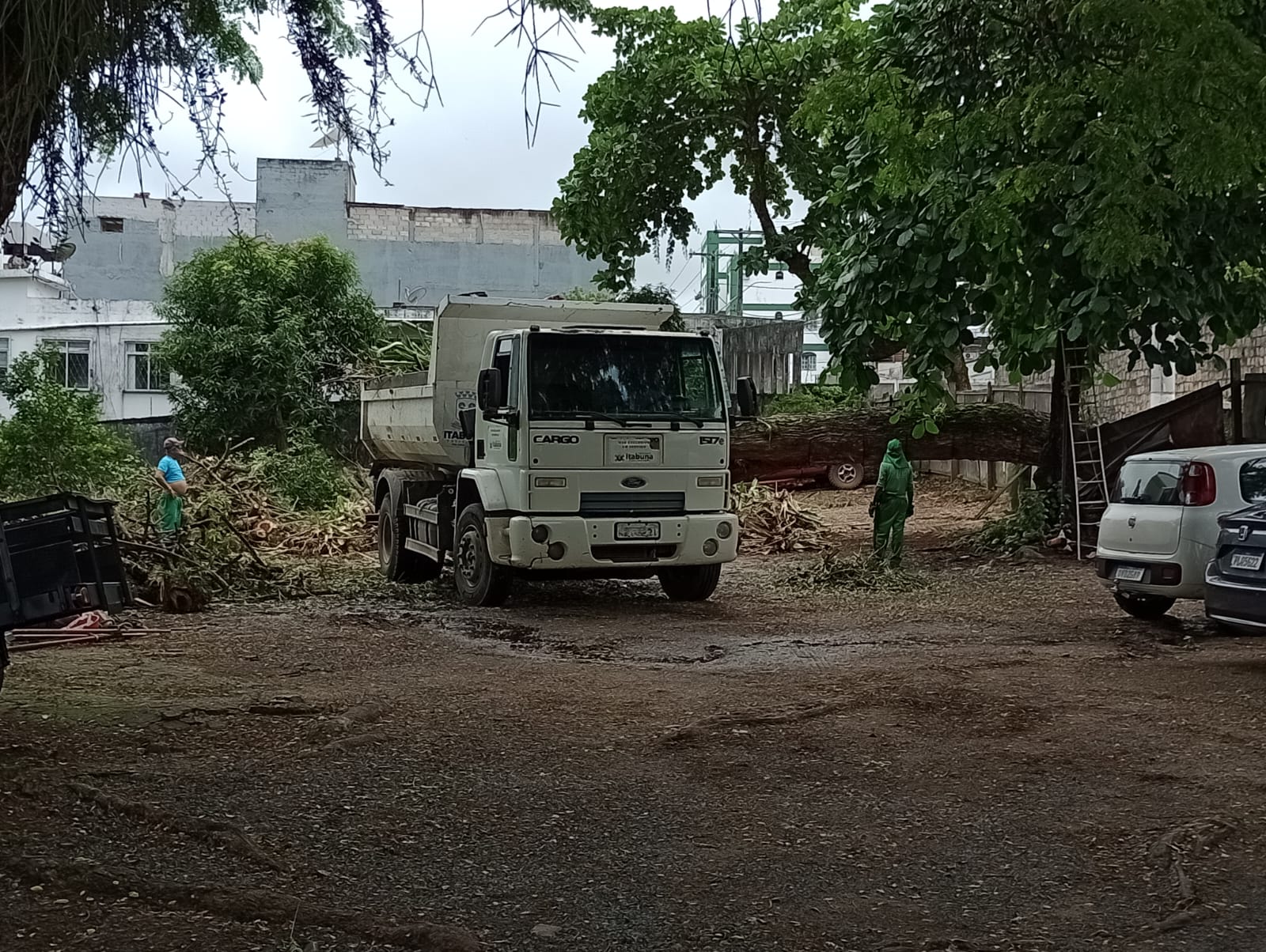 Prefeitura de Itabuna inicia a semana pegando pesado na limpeza da cidade.