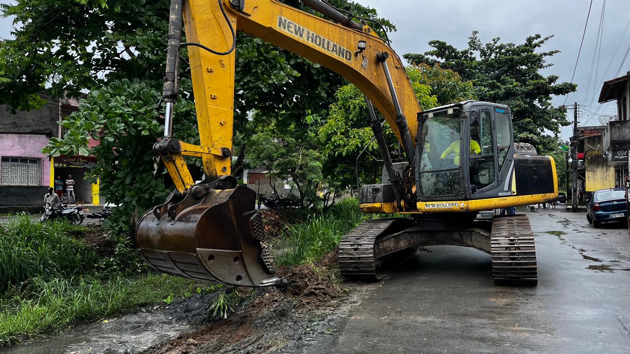 Prefeitura de Itabuna prossegue ciclo de limpeza do canal de drenagem do São Caetano.