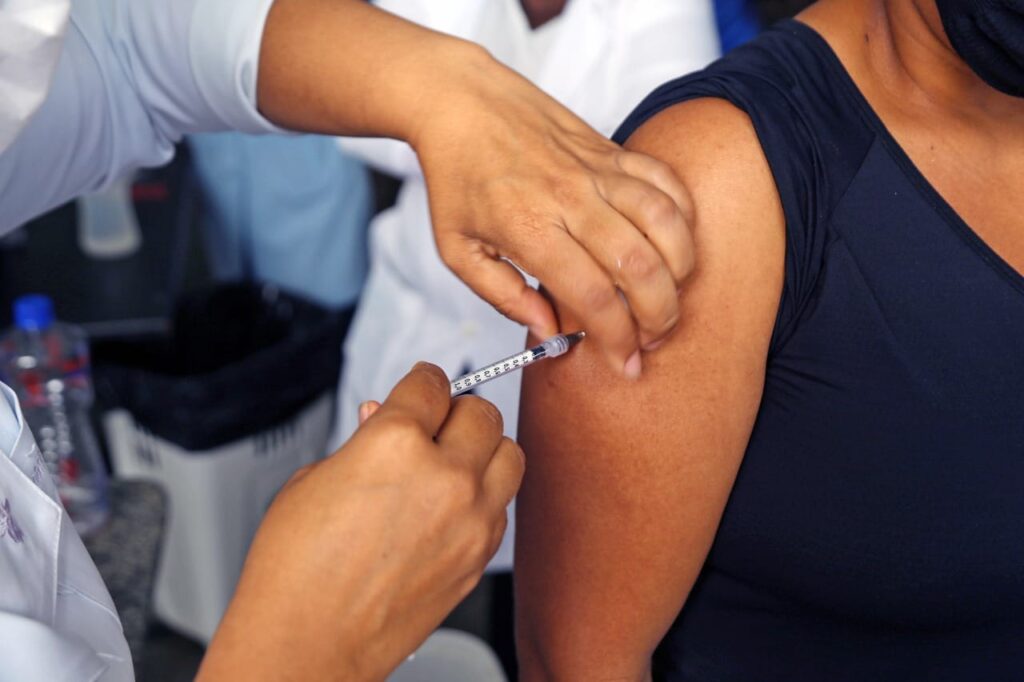 Itabuna aplica 5ª dose da vacina contra a Covid-19 em pessoas com comorbidades.