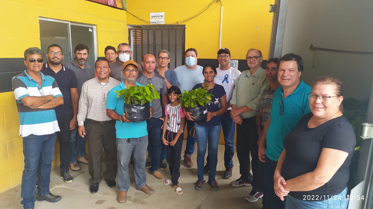 Prefeitura de Itabuna entrega mudas de cacau clonado às associações de agricultores familiares.